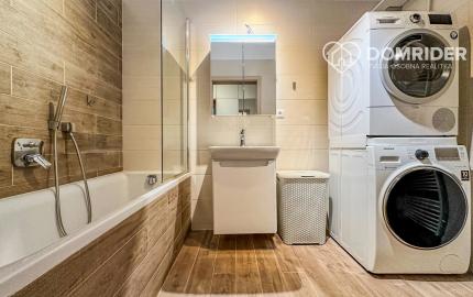 OPLETALOVA: Na predaj priestranný 3-izbový byt s parkovaním a loggiou
