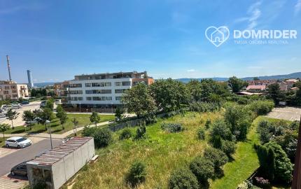 OPLETALOVA: Na predaj priestranný 3-izbový byt s parkovaním a loggiou