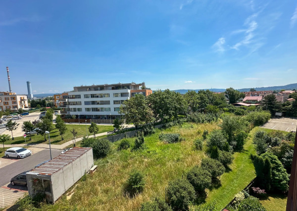 OPLETALOVA: Na predaj priestranný 3-izbový byt s parkovaním a loggiou