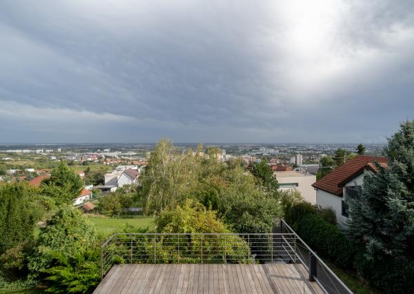 PREDANÁ: POPOLNÁ: 5 izbová tehlová vila v Rači s panoramatickým výhľadom na Bratislavu